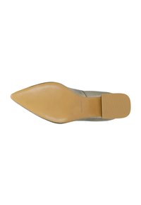 Scarpa a punta con tomaia grigia testurizzata e suola beige liscia. Il tacco è corto e di forma squadrata, con scanalature orizzontali.