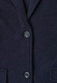 Veste texturée bleu marine foncé devant avec deux boutons noirs ronds étiquetés "STREET ONE" et petites poches à rabat.