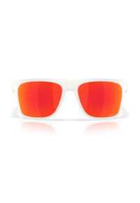 Occhiali da sole bianchi in plastica con lenti rosse a specchio e forma rettangolare. Texture liscia senza marchi o decorazioni visibili.