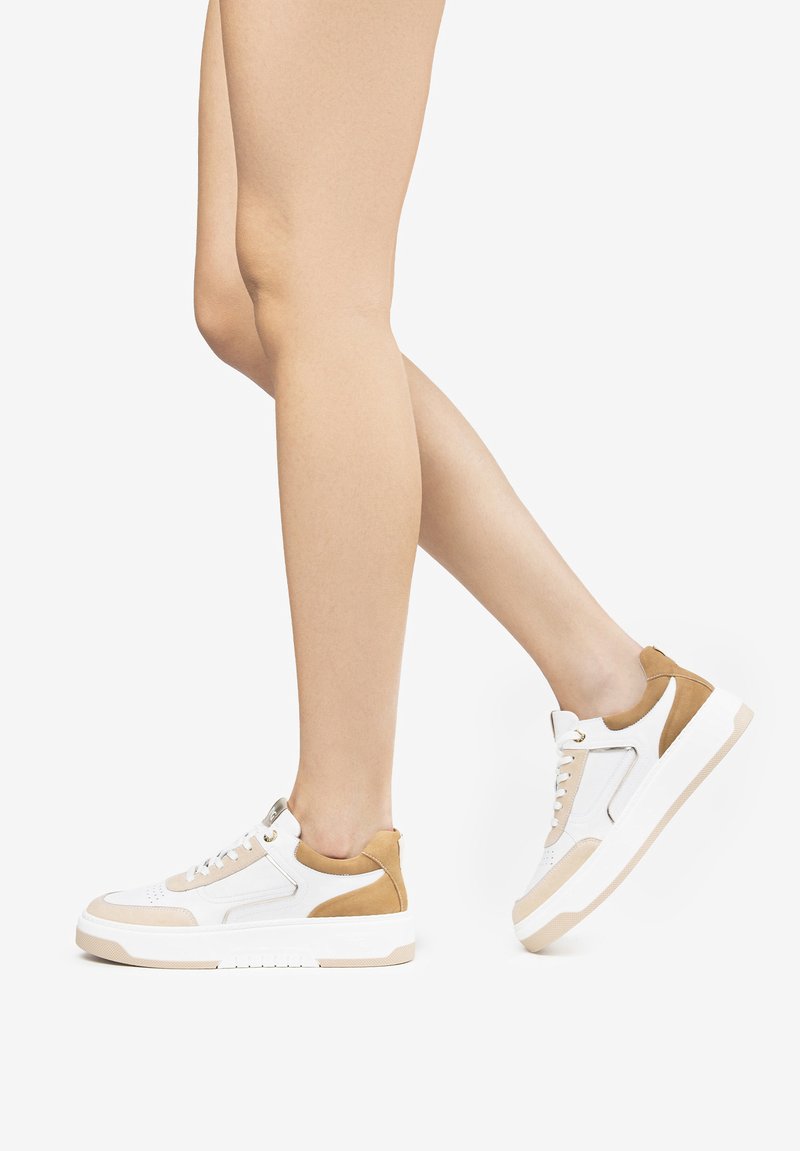 Sneaker bianca con accenti in suede beige, con una tomaia testurizzata, suola in gomma spessa e lacci rotondi. Design a metà altezza; nessun logo visibile.