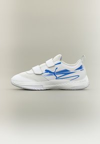 Λευκό αθλητικό παπούτσι με μπλε λογότυπο Puma και ρίγες, με δύο ιμάντες βέλκρο και θηλιά στο πίσω μέρος, τοποθετημένο σε ουδέτερο φόντο.