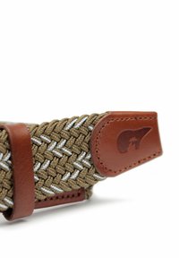 Bracciale tessile intrecciato di colore marrone con strisce bianche. Presenta un accento in pelle marrone con logo impresso, che mette in risalto una finitura testurizzata.