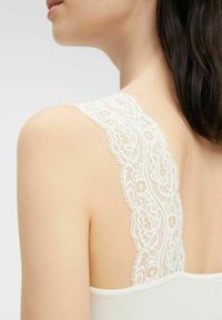 Pertessa-F Top - White