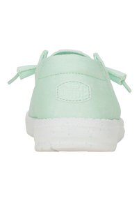 Scarpe slip-on di tela verde chiaro con superficie testurizzata, lacci elastici e suola in gomma bianca maculata. Logo impresso sul tallone.