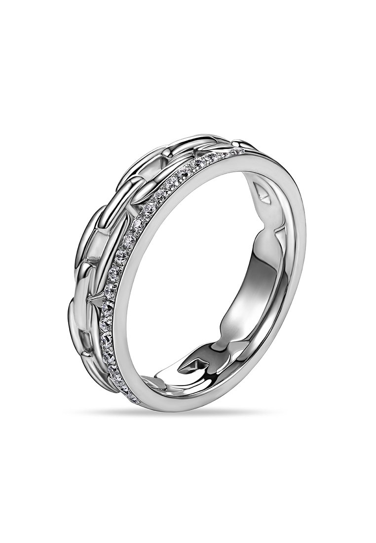 Bague en argent avec un design en maillons de chaîne, ornée d'une rangée de petites pierres claires le long du bord, intérieur poli et lisse.