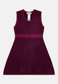 Bezrukávové šaty v tmavej magente s vzorom houndstooth. Mäkká textúrovaná tkanina, priliehajúci pás, rozšírená sukňa a detail s logom.