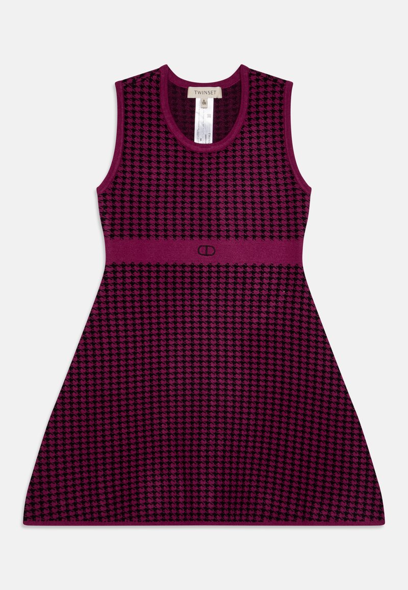 Bezrukávové šaty v tmavej magente s vzorom houndstooth. Mäkká textúrovaná tkanina, priliehajúci pás, rozšírená sukňa a detail s logom.