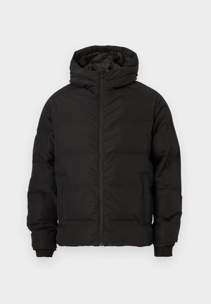 Veste d’hiver matelassée noire avec capuche, fermeture éclair devant et deux poches latérales, présentée sur un fond gris clair uni.