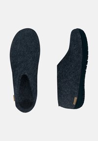 Pantofole slip-on in feltro grigio scuro viste dall'alto e di lato, con suole in gomma nera testurizzata e un piccolo tag di marca in tessuto.