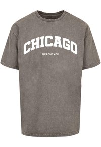 Grijze katoenen t-shirt met korte mouwen, een ronde hals, met "CHICAGO" in dikke witte letters over de borst.