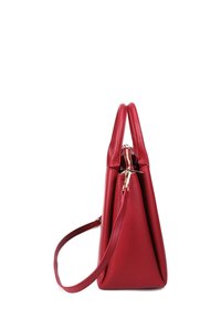 Rote Lederhandtasche mit zwei kurzen Griffen und einem abnehmbaren langen Tragegurt. Verfügt über einen Reißverschluss und eine strukturierte, dreieckige Form.