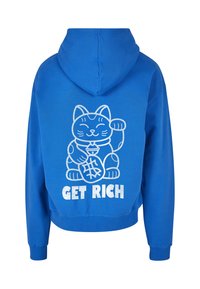 Niebieska bluza z kapturem z białym nadrukiem kota z uniesioną łapą oraz napisem „GET RICH” pogrubioną czcionką poniżej.