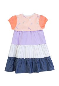 Abito colorato con maniche corte, una parte superiore arancione decorata con utensili da cucina e volant sovrapposti in lilla, bianco e blu denim.