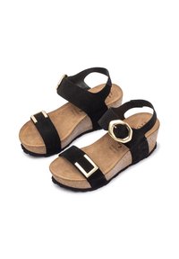 Sandali con zeppa nera in suede, dotati di una soletta in sughero texturizzato, con una fascia frontale con fibbia dorata e una cinghia alla caviglia con un accento rotondo dorato.