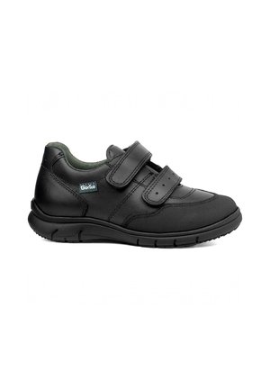 Zapato bajo negro con dos tiras de velcro, cuello acolchado, suela de goma y pequeño logo de tela en el lateral.