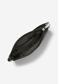 Černá zipová taška s hladkým povrchem a prošívanou vnitřní podšívkou, obdařená stříbrným tahem na zip a minimalistickým designem.