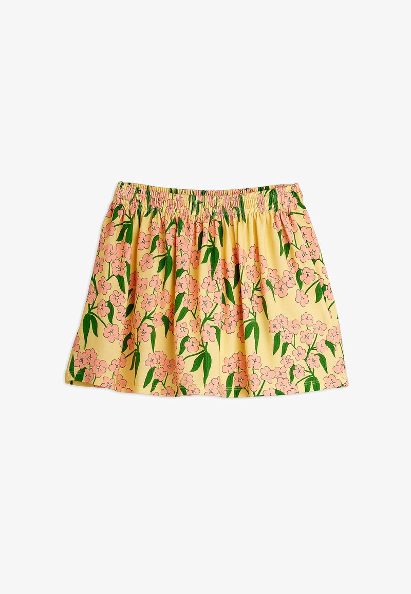 Saia floral feita de um tecido leve, amarelo, com flores cor-de-rosa e folhas verdes. A cintura elástica proporciona um silhueta franzida.