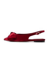 Flade slingback sko i rød fløjl med en sløjfedetalje på tåen. Spids form, åbne sider og en slank rem med guldbeslag.