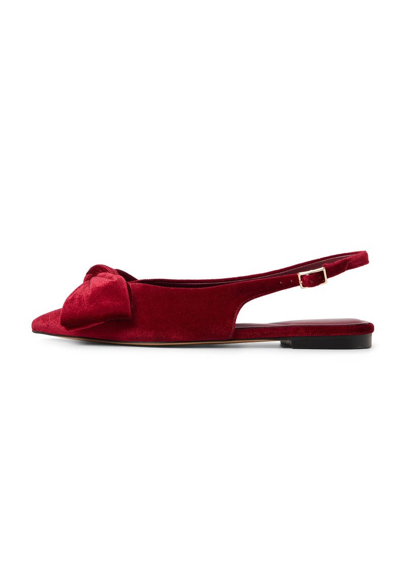 Flade slingback sko i rød fløjl med en sløjfedetalje på tåen. Spids form, åbne sider og en slank rem med guldbeslag.