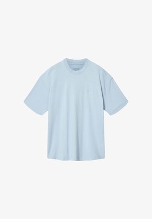 Vaaleansininen, yläosastaan väljähkö, lyhythihainen puuvillainen t-paita pyöreällä pääntiellä ja vasemmassa rintapielessä oleva hillitty kirjailtu logo.