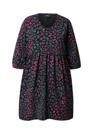 Zwart en grijs jurk met levendige roze luipaardprint, korte pofmouwen en een V-hals. Vloeiende A-lijn vorm met verzamelde taille detail.