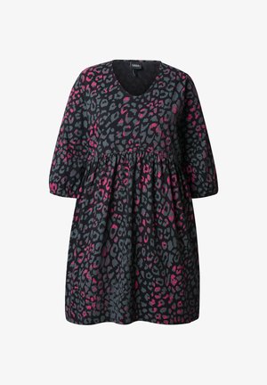 Vestido negro con estampado de leopardo en rosa y gris, mangas cortas abullonadas y escote en V. La tela tiene una textura suave y una falda acampanada.