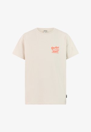 Beige t-shirt med orange grafisk print, røde badeshorts med præget mønster og brun kasket. Sorte flip-flops fuldender outfittet.