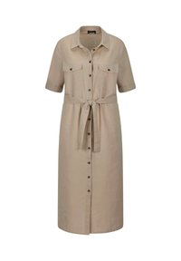 Robe chemise beige mi-longue jusqu'aux genoux, avec manches courtes, boutons sur le devant, poches poitrine et ceinture en tissu nouée à la taille.
