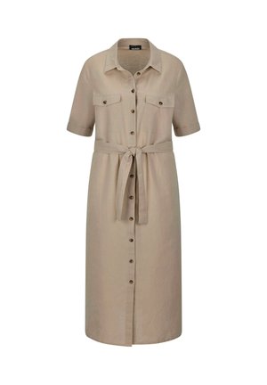 Robe chemise beige mi-longue jusqu'aux genoux, avec manches courtes, boutons sur le devant, poches poitrine et ceinture en tissu nouée à la taille.