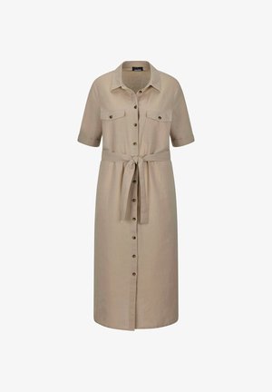 Abito camicia beige al ginocchio con maniche corte, bottoni frontali, tasche sul petto e cintura di stoffa annodata in vita.