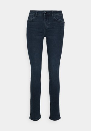 Dunkelblaue Slim-Fit-Jeans mit vorderem Knopf und Reißverschluss, vorne und hinten Taschen, vor einem einfarbigen hellen Hintergrund dargestellt.