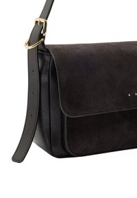 Czarna torebka typu crossbody z zamszu i skóry, z klapą, elegancka konstrukcja, złote akcenty metalowe oraz regulowany pasek.