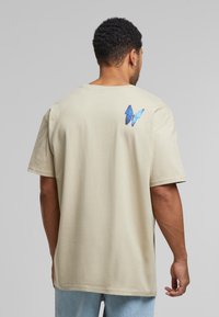 Upscale by Mister Tee LE PAPILLON OVERSIZE  - T-shirts print - wet sand