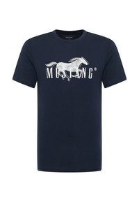 Sötétkék pamut póló, amelyen egy nagy, fehér gallopáló ló grafika látható, alatta pedig bátor betűkkel a "MUSTANG" felirat. Rövid ujjú.