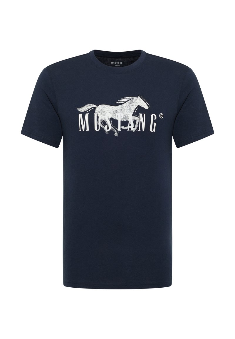 Sötétkék pamut póló, amelyen egy nagy, fehér gallopáló ló grafika látható, alatta pedig bátor betűkkel a "MUSTANG" felirat. Rövid ujjú.