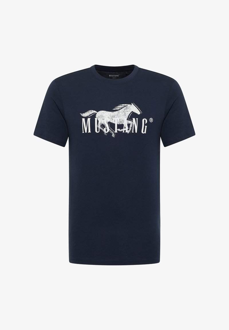 Sötétkék pamut póló, amelyen egy nagy, fehér gallopáló ló grafika látható, alatta pedig bátor betűkkel a "MUSTANG" felirat. Rövid ujjú.