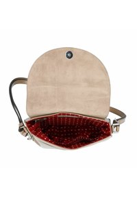 Umhängetasche mit einer cremefarbenen Außenseite und einem hellbraunen Wildlederumschlag. Verfügt über ein rotes Innenfutter mit weißen Herzmustern. Druckknopfverschluss, verstellbarer Träger.