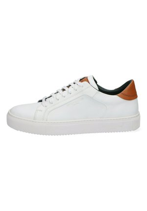 Witte leren sneaker met een tan accent op de hiel, ronde neus en een gestructureerde rubberen zool. Vetersluiting met een strak, minimalistisch ontwerp.