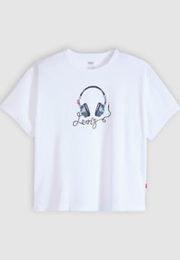 Λευκό κοντομάνικο T-shirt με γραφικό σχέδιο μπλε ακουστικών και μαύρου καλωδίου που σχηματίζει τη λέξη "Levi's" σε καλλιγραφικό στυλ στο μπροστινό μέρος.