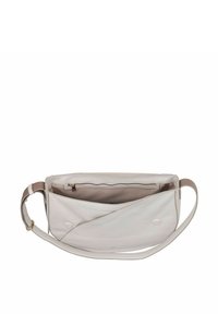 Witte leren crossbodytas met een gladde textuur, verstelbare schouderband en twee compartimenten; één met een rits en het andere met een magneetsluiting.