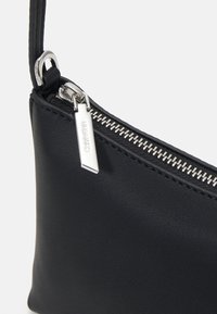 Calvin Klein CROSSBODY - Taška s příčným popruhem - black