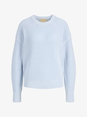 Világoskék kötött, kerek nyakú pulóver hosszú ujjakkal, bordázott mandzsettákkal és alsó szegéllyel, fehér háttéren bemutatva.