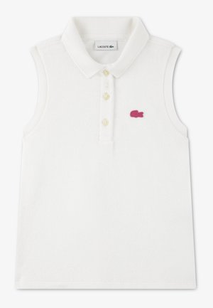 Polo bianca senza maniche in tessuto morbido, caratterizzata da un colletto classico, tre bottoni e un logo coccodrillo ricamato rosa sul petto.