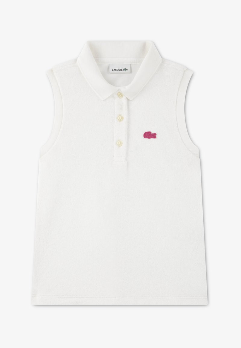 Polo sans manches blanc en tissu doux, doté d'un col classique, de trois boutons et d'un logo crocodile rose brodé sur la poitrine.