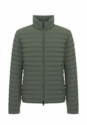 Dunkelgrüne gesteppte Jacke mit horizontalen Steppnähten, hohem Kragen, Frontreißverschluss und Seitentaschen, von vorne auf weißem Hintergrund gezeigt.