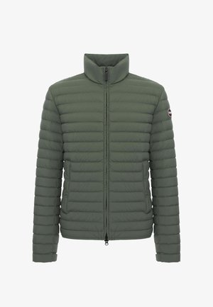 Dunkelgrüne gesteppte Jacke mit horizontalen Steppnähten, hohem Kragen, Frontreißverschluss und Seitentaschen, von vorne auf weißem Hintergrund gezeigt.
