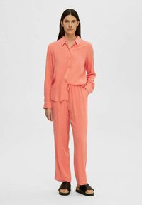 Selected Femme SLFVIVA GULIA LONG SUN PANT - Stoffhose - emberglow