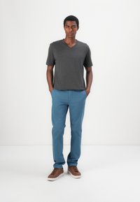 TOM TAILOR REGULAR WASHED - Vászonnadrágok - real teal blue
