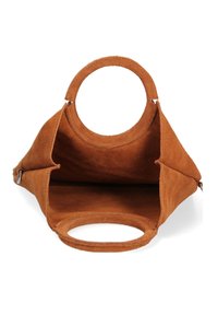 Borsa in suede marrone di forma triangolare, con manici circolari e un interno aperto. Superficie testurizzata senza ulteriori accessori o dettagli.