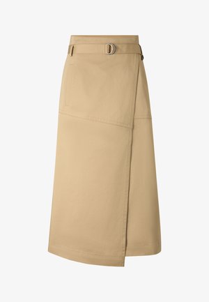 Beige midi wikkelrok met riem en zilverkleurige dubbele ringgesp, rechte zoom en een opgestikte zak aan de voorkant aan de linkerkant.